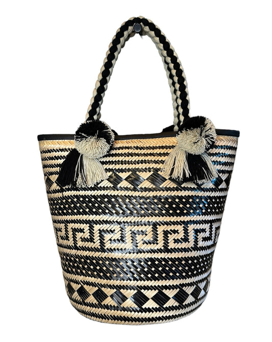 Wayuu handmade straw bag perfect for a day at the beach or touring on your vacation.
