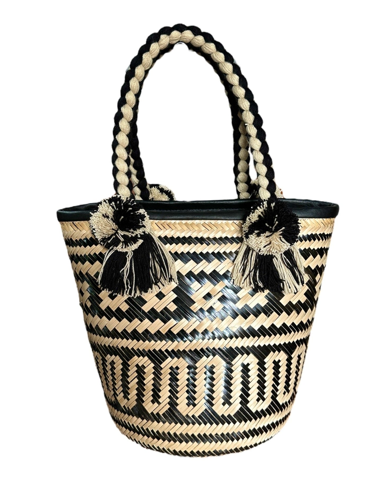 Wayuu handmade straw bag perfect for a day at the beach or touring on your vacation.