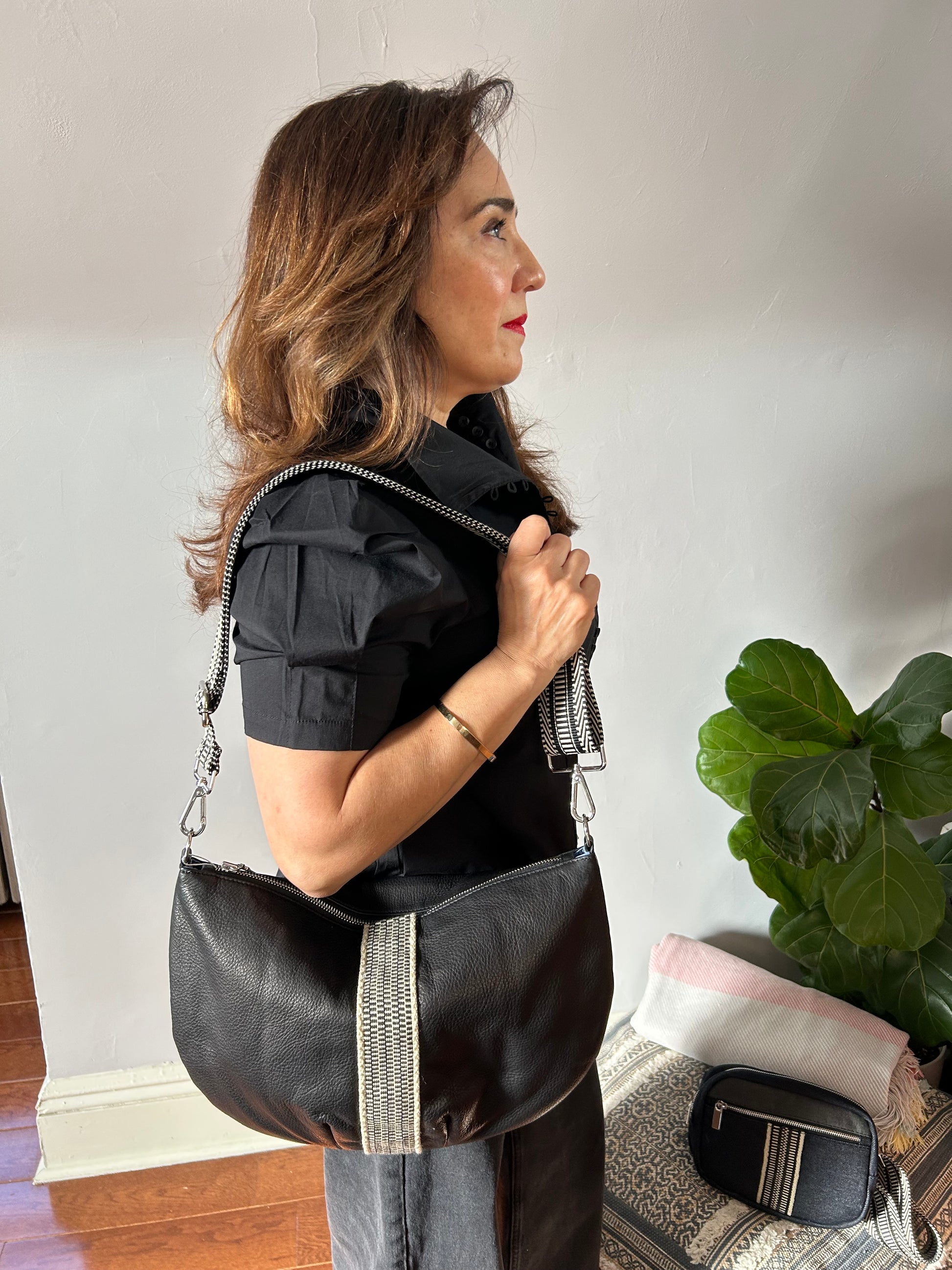 Perfect everyday leather crossbody Bag! Roomy and versatile!