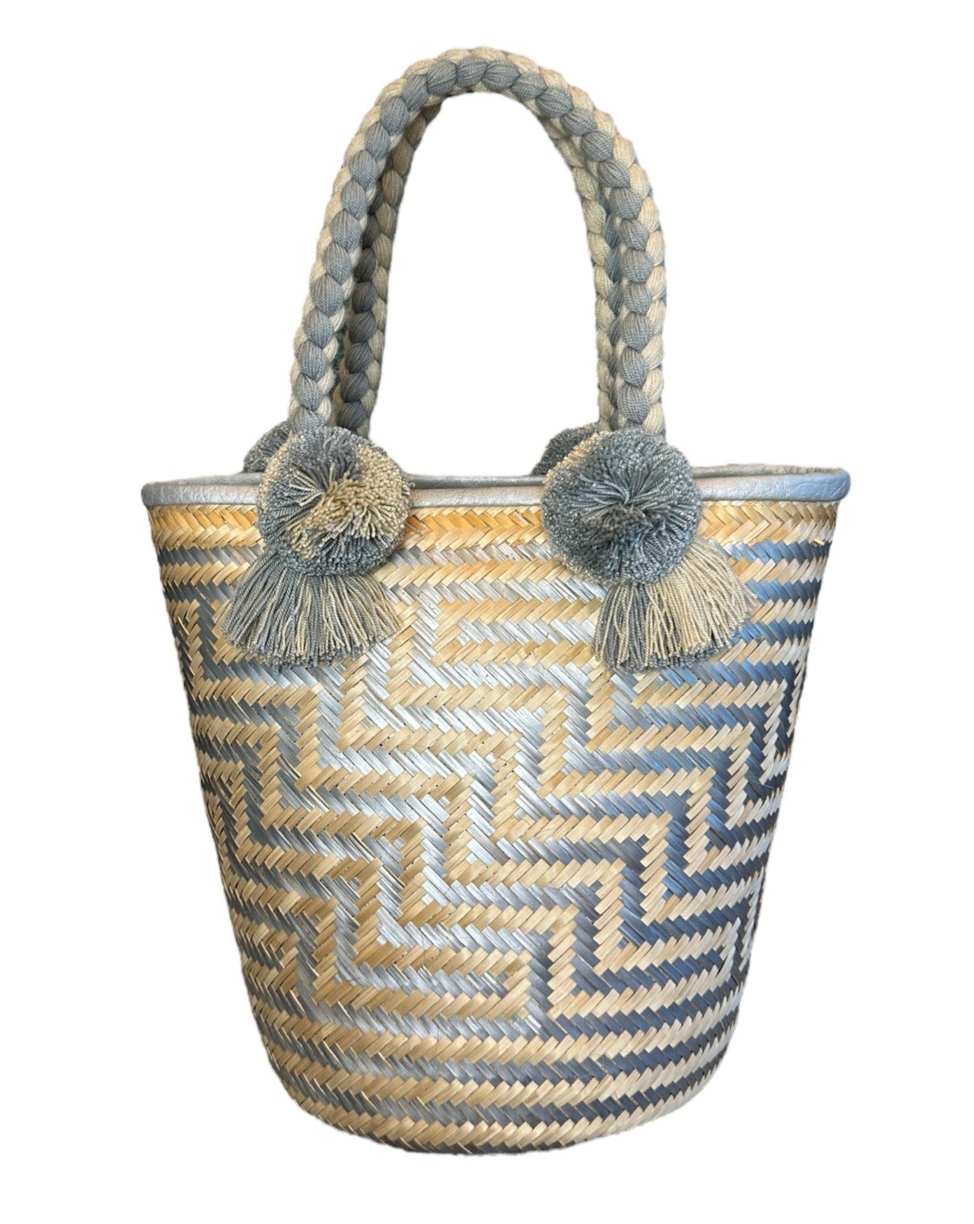 Wayuu handmade straw bag perfect for a day at the beach or touring on your vacation.