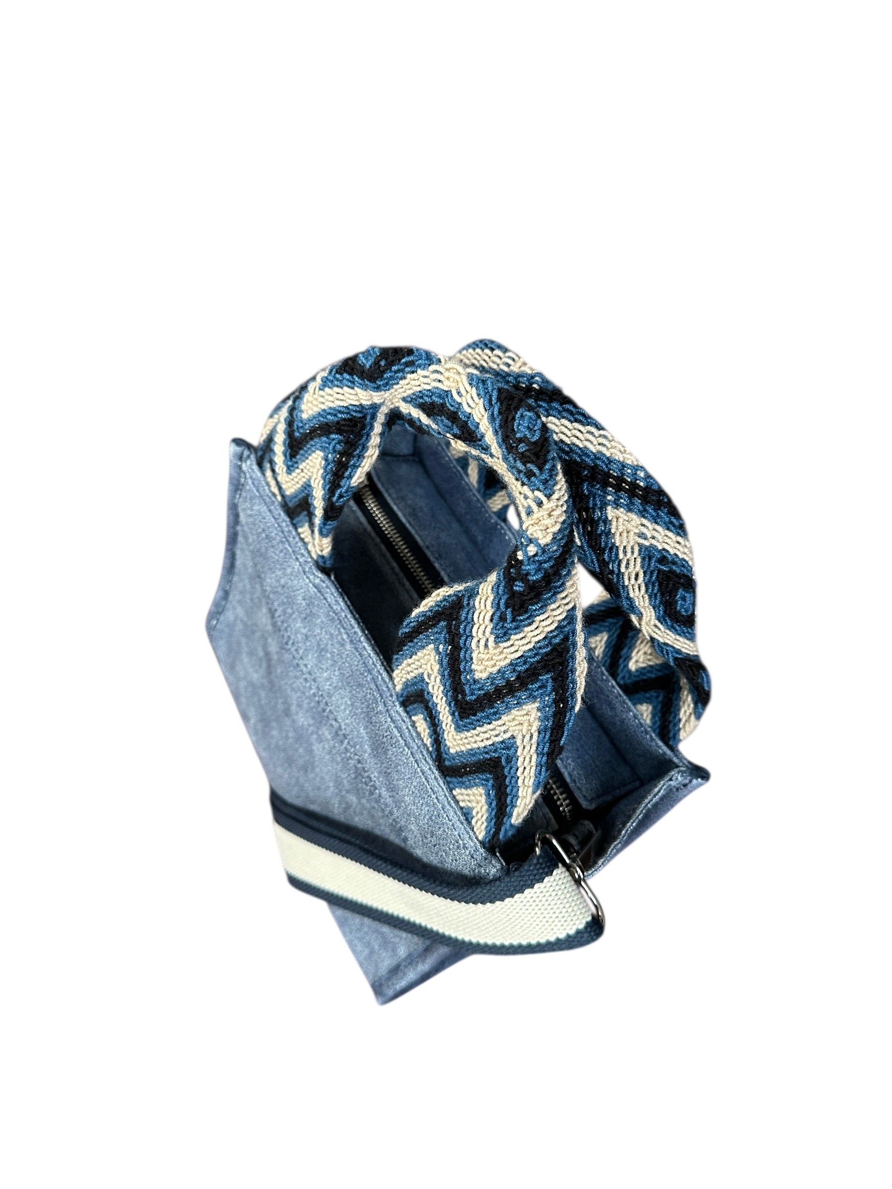 Dog collar with blue and white zigzag pattern on a white background